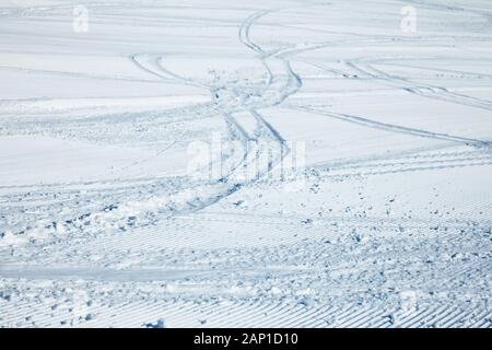 Ski Tracks auf einer frisch präparierten Piste Stockfoto