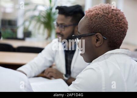 Lächelnd Ärzte mit Tablet zusammen arbeiten in medizinischen Büro Stockfoto