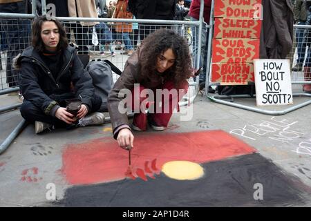 Aussterben Rebellion Protest gegen die Verwendung fossiler Brennstoffe im Besonderen Kohle, und der andauernden Waldbrände, die rasenden haben für vier Monate jetzt gewesen, außerhalb von Australien Haus, die australische Botschaft in Großbritannien am 10. Januar 2020 in London, England, Vereinigtes Königreich. Aussterben Rebellion ist ein Klimawandel Gruppe begann im Jahr 2018 und hat eine riesige Fangemeinde von Leuten zu friedlichen Protesten begangen. Diese Proteste sind die Hervorhebung, dass die Regierung nicht genug um die katastrophalen Klimawandel zu vermeiden und zu verlangen, dass sie die Regierung radikale Maßnahmen zu ergreifen, um den Planeten zu retten. Stockfoto