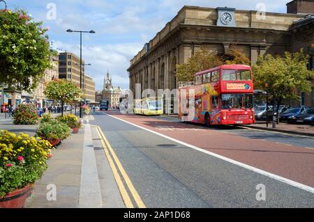Der öffentliche Verkehr in Tyne und Busse auf der Straße tragen vor Newcastle upon Tyne Central Station Stockfoto