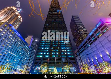 Chicago, Illinois, United States - Januar 4, 2020: 875 N Michigan Ave., früher bekannt als John Hancock Center bei Nacht bekannt. Stockfoto