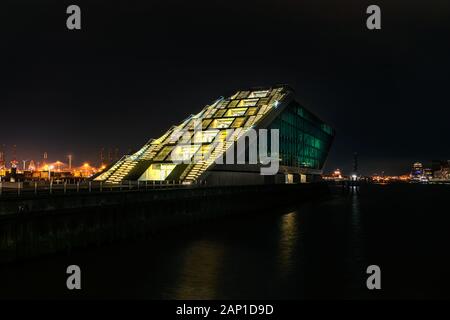 Nahaufnahme in der Nacht von Dockland im Hamburger Hafen am Kreuzfahrtzentrum Altona an der Elbe Stockfoto