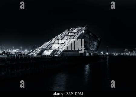 Nahaufnahme in der Nacht von Dockland im Hamburger Hafen am Kreuzfahrtzentrum Altona an der Elbe Stockfoto