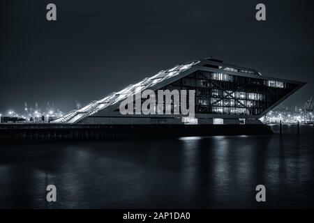 Nahaufnahme in der Nacht von Dockland im Hamburger Hafen am Kreuzfahrtzentrum Altona an der Elbe Stockfoto