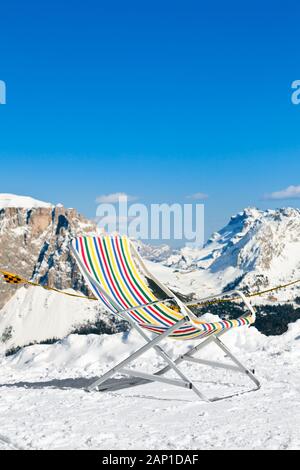 Leere Klappstuhl auf einem Berg gegen Skigebiet Stockfoto