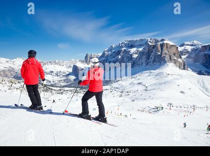 Skifahrer mit Blick auf die Piste im Val Di Fassa ski resort in Italien Stockfoto