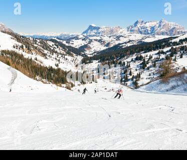 Skifahrer, die in den Hang an der Sella Ronda Ski Route in Italien Stockfoto