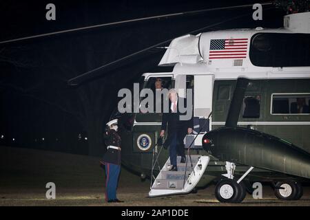 US-Präsident Donald J. Trumpf verlässt Marine One, als er an das Weiße Haus in Washington, DC, USA ankommt, am 19. Januar 2020. Zuvor hatte der Präsident sprach bei der American Farm Bureau Federation Jahrestagung und Messe in Austin, Texas, und verbrachte das Wochenende im Mar-a-Lago in Palm Beach, Florida. Credit: Sarah Silbiger/Pool über CNP/MediaPunch Stockfoto