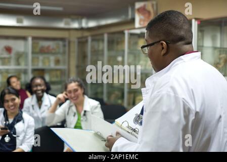 Ärzte, gemischte Rasse, im Klassenzimmer, bei einer medizinischen Konferenz. Junge Menschen in weißen Kitteln, mit stethoskope, studieren Medizin. Klassenzimmer, Ana Stockfoto