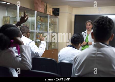 Ärzte, gemischte Rasse, im Klassenzimmer, bei einer medizinischen Konferenz. Junge Menschen in weißen Kitteln, mit stethoskope, studieren Medizin. Klassenzimmer, Ana Stockfoto
