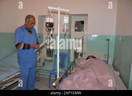 Shiberghan, Afghanistan. 19 Jan, 2020. Eine verletzte Frau erhält die medizinische Behandlung in einem örtlichen Krankenhaus in Shiberghan Stadt, Provinz Jawzjan, Afghanistan, Jan. 19, 2020. Einige unbekannte Bewaffnete Männer ein Haus in Andkhoi Bezirk der nördlichen Provinz Faryab eingetragen am 31.01.18, tötete vier Mitglieder einer Familie, provinziellen Polizeisprecher Abdul Karim Yurash sagte. Credit: Mohammad Jan Aria/Xinhua/Alamy leben Nachrichten Stockfoto