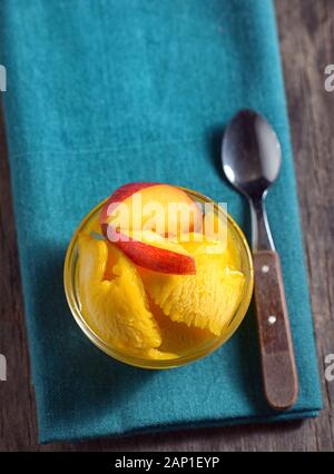 Hausgemachte Mango-Eis-Sorbet mit Pfirsich Scheiben Stockfoto
