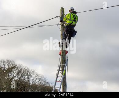 Telefon Techniker arbeiten in großer Höhe auf eine Telefonleitung Stockfoto