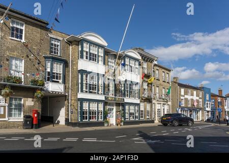 Street Scene Market Place Southwold, Suffolk, Großbritannien, mit dem Swan Hotel Center links. Stockfoto