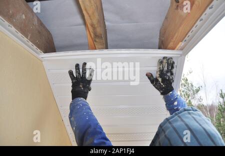 Dachdecker Fachfirma installieren auf haus dach neue Laibung und Faszien. Dach- Konstruktion. Laibung, Faszien Installation. Stockfoto