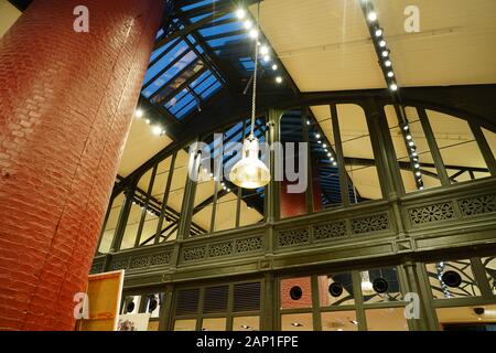 PARIS, Frankreich - 4 Jan 2020 - Blick auf den japanischen Einzelhandel Bekleidungshaus UNIQLO, eröffnet im Jahr 2014, im historischen Gebäude der Societe de Cendres in der M Stockfoto