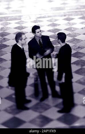 Drei Führungskräfte diskutieren und Treffen in der Lobby Stockfoto