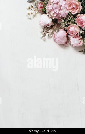 Floral gestalteten Foto mit rosa Rosen, Hortensien, Pfingstrose, chameleucium Blumen und Locust Tree Blossoms isoliert auf weißem Holz- tablebackground. F Stockfoto