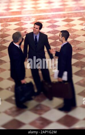 Drei Führungskräfte diskutieren und Treffen in der Lobby Stockfoto