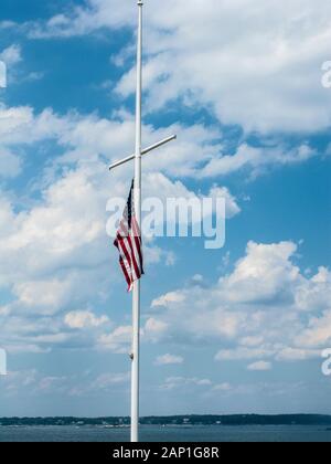 Amerikanische Flagge auf Halbmast gegen eine perfekte blauer Himmel mit Wolken cumulus Stockfoto