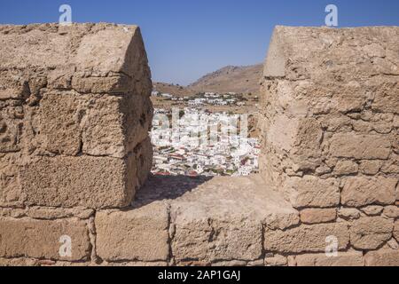 Ansicht von oben auf die Stadt von der Festungsmauer auf die Akropolis. Lindos, Rhodos, Griechenland Stockfoto