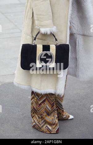 Mailand, Italien - 14 Januar, 2019: Frau mit weißen Schaffellmantel und Missoni Hosen vor Gucci fashion show, Mailand Fashion Week street style Stockfoto