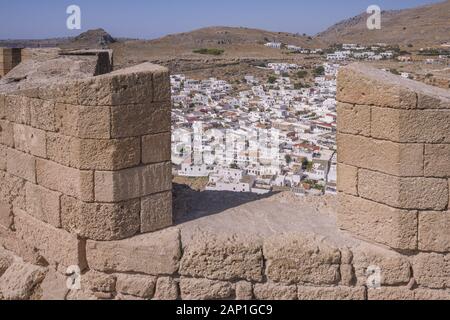 Ansicht von oben auf die Stadt von der Festungsmauer auf die Akropolis. Lindos, Rhodos, Griechenland Stockfoto