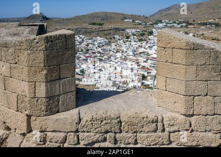 Ansicht von oben auf die Stadt von der Festungsmauer auf die Akropolis. Lindos, Rhodos, Griechenland Stockfoto