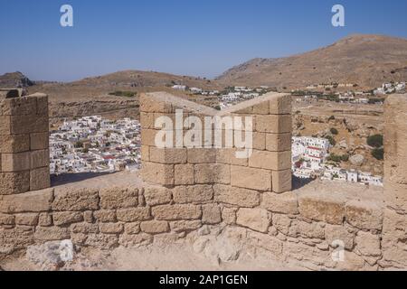 Ansicht von oben auf die Stadt von der Festungsmauer auf die Akropolis. Lindos, Rhodos, Griechenland Stockfoto