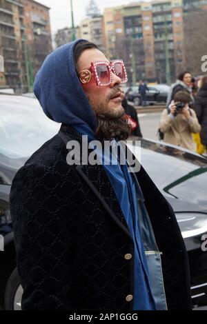 Mailand, Italien - 14 Januar, 2019: Mann mit schwarzem Samt Gucci Jacke und rosa Sonnenbrille vor Gucci fashion show, Mailand Fashion Week street style Stockfoto