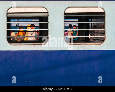 Bars für die Sicherheit vor den Fenstern eines indischen Eisenbahnbusses Stockfoto