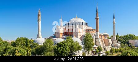 Hagia Sophia im Sommer, Istanbul, Türkei. Die alte Hagia Sophia oder Aya Sofya ist ein Wahrzeichen von Istanbul. Panoramasicht auf die ehemalige Kathedr Stockfoto