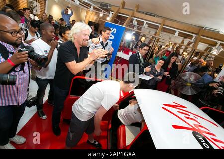 Johannesburg, Südafrika - Oktober 02, 2013: Richard Branson von Virgin Mobile Guinness Weltrekord Versuch und erreicht gerade 25 Leute in einen re Stockfoto