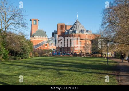 Das Royal Shakespeare Theatre am Ufer des Flusses Avon in Stratford-upon-Avon, Warwickshire, Großbritannien Stockfoto