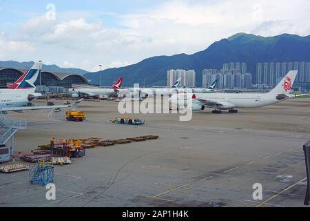HONG KONG 30.JUNI 2019 - Blick auf ein Flugzeug von Dragonair, jetzt Cathay Dragon (KA), an der belebten Hong Kong International Airport (HKG), in Chek entfernt Stockfoto