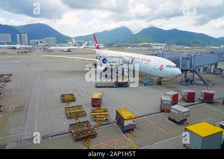 HONG KONG 30.JUNI 2019 - Blick auf ein Flugzeug von Cathay Dragon (KA), ehemals Dragonair, an der belebten Hong Kong International Airport (HKG), entfernt Stockfoto