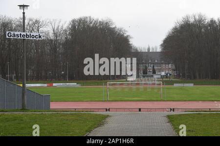 20. Januar 2020, Mecklenburg-Vorpommern, Greifswald: ein Zeichen mit dem Schriftzug "gästeblock" hängt auf dem Gelände des Volksstadion. Die Wildschweine, die sich auf dem weitläufigen Gelände des Volksstadion gewohnt haben, sind in der Zeit gefahren. Das Stadion ist am 21.01 wieder geöffnet werden muss. 2020. Letzten Freitag die Stadt Förster hatte versucht, ein Rudel Wildschweine aus dem volksstadion Bereich zu fahren. Die volksstadion war dann geschlossen worden, und das Fußballspiel der Greifswalder FC gegen die U19 des FC Hansa Rostock, für Freitag Abend geplant, wurde aus Sicherheitsgründen abgesagt. Im Februar, Stockfoto