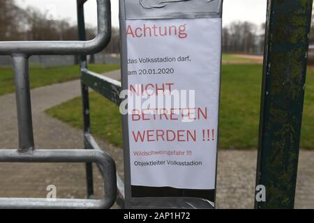 20. Januar 2020, Mecklenburg-Vorpommern, Greifswald: ein Schild mit der Aufschrift "Achtung die Volksstadion darf nicht auf 20.01.2020 EINGETRAGEN WERDEN!! Wildschwein Gefahr!!!" hängt auf dem Gelände des Volksstadion. Die Wildschweine, die sich auf dem weitläufigen Gelände des Volksstadion gewohnt haben, sind in der Zeit gefahren. Das Stadion ist am 21.01 wieder geöffnet werden muss. 2020. Letzten Freitag die Stadt Förster hatte versucht, ein Rudel Wildschweine aus dem volksstadion Bereich zu fahren. Die volksstadion war dann geschlossen worden, und das Fußballspiel der Greifswalder FC gegen die U19 des FC Hansa Rostock, schedul Stockfoto