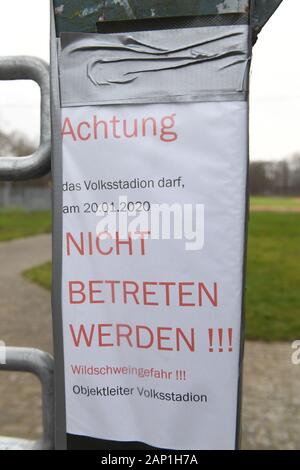 20. Januar 2020, Mecklenburg-Vorpommern, Greifswald: ein Schild mit der Aufschrift "Achtung die Volksstadion darf nicht auf 20.01.2020 EINGETRAGEN WERDEN!! Wildschwein Gefahr!!!" hängt auf dem Gelände des Volksstadion. Die Wildschweine, die sich auf dem weitläufigen Gelände des Volksstadion gewohnt haben, sind in der Zeit gefahren. Das Stadion ist am 21.01 wieder geöffnet werden muss. 2020. Letzten Freitag die Stadt Förster hatte versucht, ein Rudel Wildschweine aus dem volksstadion Bereich zu fahren. Die volksstadion war dann geschlossen worden, und das Fußballspiel der Greifswalder FC gegen die U19 des FC Hansa Rostock, schedul Stockfoto