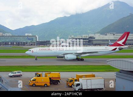 HONG KONG 30.JUNI 2019 - Blick auf ein Flugzeug von Cathay Dragon (KA), ehemals Dragonair, an der belebten Hong Kong International Airport (HKG), entfernt Stockfoto