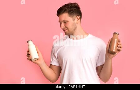 Gesund junger Mann Auswahl detox drink Stockfoto