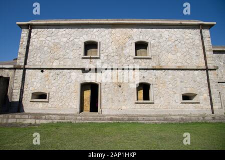 Colico (LC), Italien 08/08/2019 Die Festung Montecchio Nord: in der Kaserne mit Garten und Soldat Gebäude Stockfoto