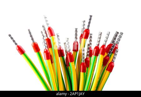 Ein Bündel von gelb-grünen Drähte mit prefab Kontakte, Erdungskabel oder Kabel Stockfoto