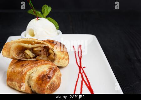 Apfelstrudel mit Vanilleeis Stockfoto