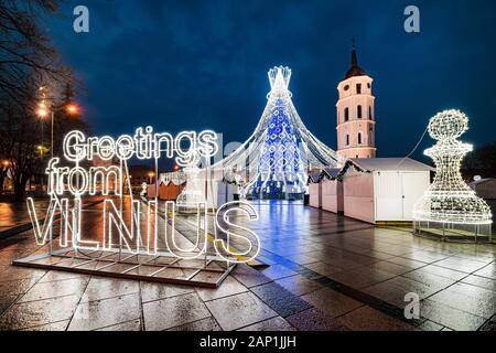 Der Weihnachtsbaum in Vilnius wurde zum schönsten in Europa 2019/2020 und zum Weihnachtsmarkt Stockfoto