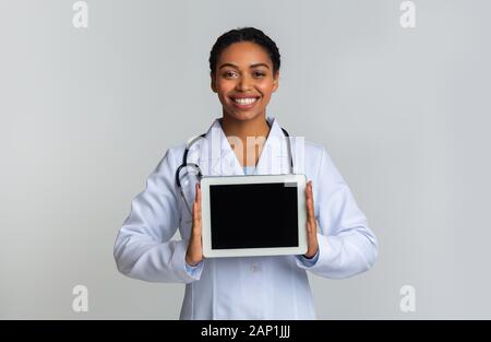 Digitale Tablet mit schwarzer Bildschirm in die Hände der Afro Ärztin Stockfoto