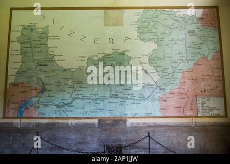 Colico (LC), Italien 08/08/2019 Die Festung Montecchio Nord: Kaserne Zimmer mit Karte auf der Wand des Colico Zone, Valtellina und der Schweiz, die im Kriegsgebiet. Stockfoto