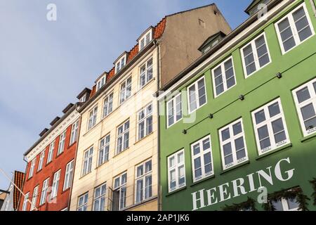 Kopenhagen, Dänemark - Dezember 9, 2017: Hering Restaurant und alten bunten Häuser in einer Reihe, die traditionelle Architektur im Stil von Kopenhagen Stockfoto