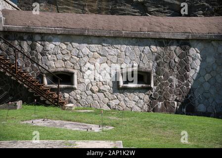 Colico (LC), Italien 08/08/2019 Die Festung Montecchio Nord: Louvre für Gewehr und Fenster. Stockfoto