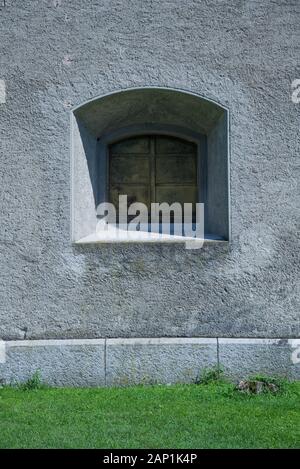 Colico (LC), Italien 08/08/2019 Die Festung Montecchio Nord: Louvre für Gewehr und Fenster. Stockfoto